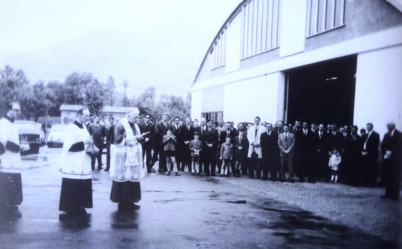 100) il vescovo Muccin, è il 1965, benedice le nuove Officine Buzzatti a La Veneggia; interno delle officine Buzzatti negli anni '30;.jpg