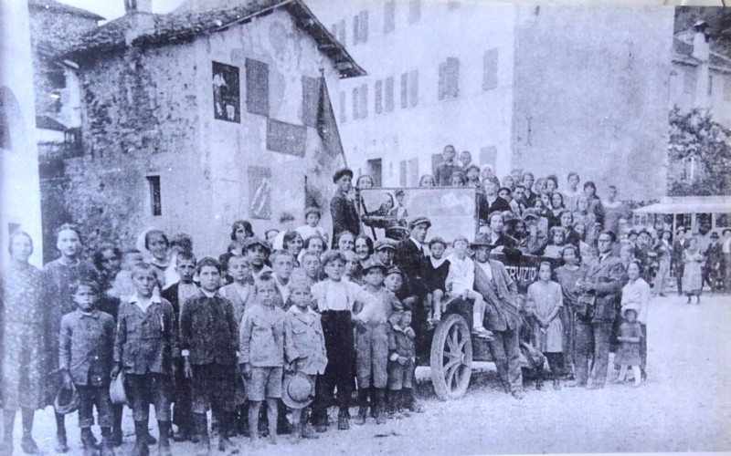 106) anni '20 - festa a Sospirolo; in primo piano una corriera della ditta Buzzatti e, sullo sfondo quella della ditta Doglioni-Martini che faceva servizio nella Valle del Mis..jpg