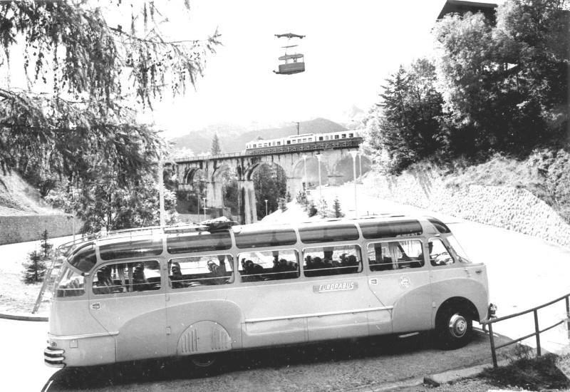 3) Altra versione della foto di fine anni'50 in cui si vedono la corriera della SAD, il treno delle dolomiti e la funivia del Faloria.jpg