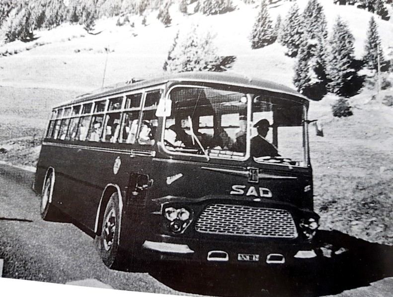 18) Anno 1960. Autocorriera Fiat 306 Sicca GT della ditta S.A.D. di Bolzano, in servizio nelle linee dolomitiche..jpg