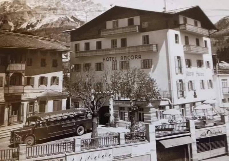 23) Cortina - Fine anni '50. La corriera sosta davanti all'hotel Ancora..jpg