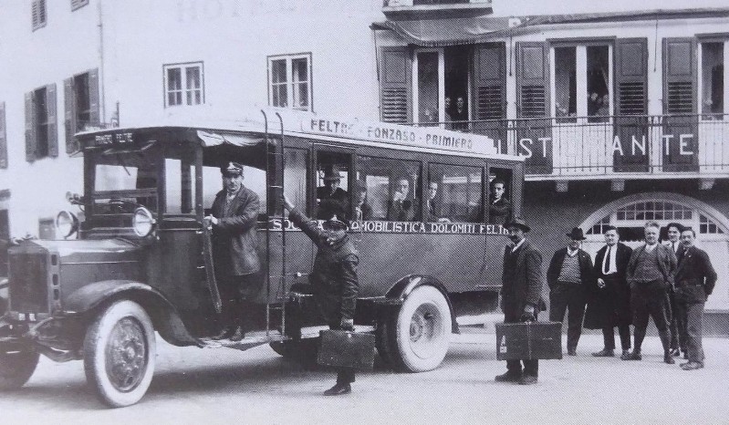 66) autocorriera della SAD in servizio, anni ’20, sulla Feltre-Fonzaso-Primolano;.jpg