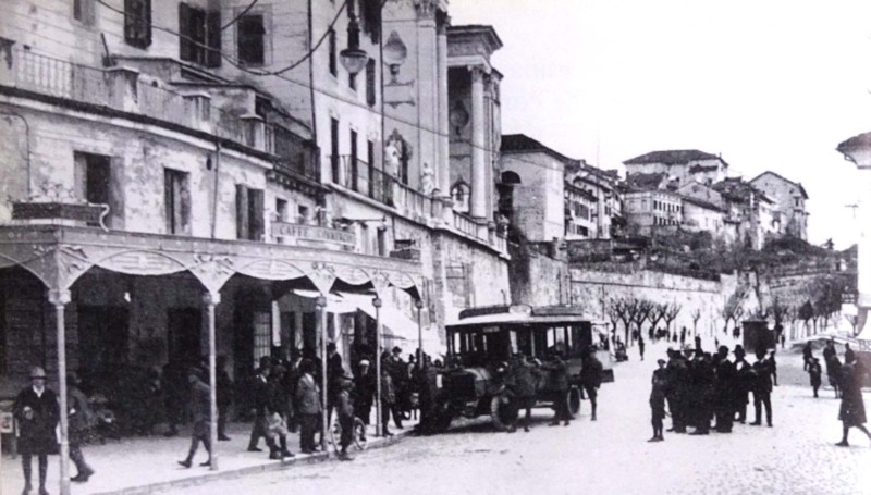 3) anno 1925 - autocorriera dell’Atesina in sosta a Feltre davanti al Caffè Commercio;.jpg