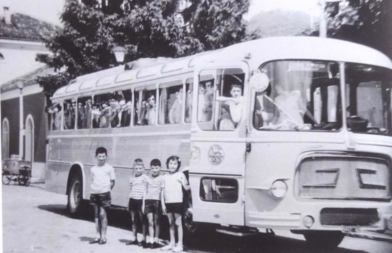 11) anno 195Fiat 306 carrozzata Dalla Via, della Sad, vicino alla stazione ferroviaria di Feltre nel corso di una gita scolastica;.jpg