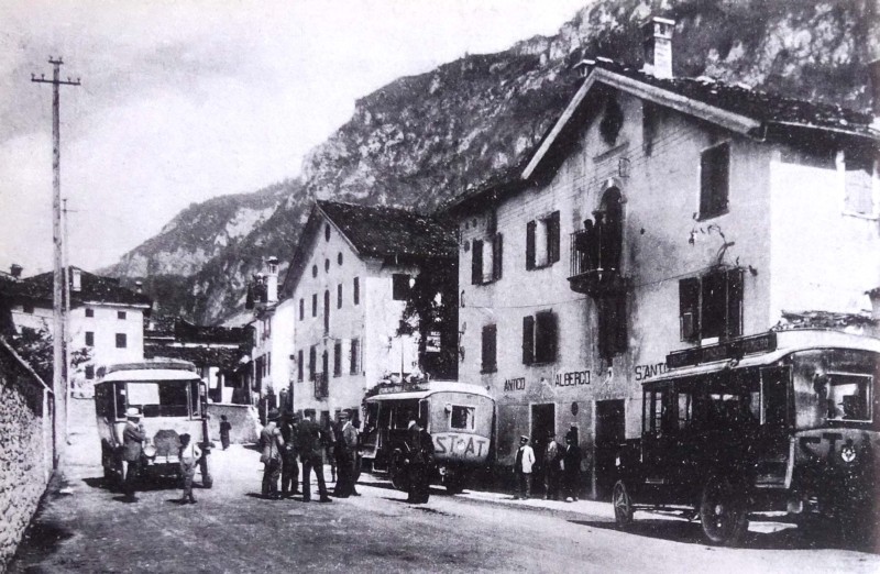 14) ; anno 1926 - corriera della Stat, ora Atesina, davanti all’albergo Sant’Antonio di Fonzaso;.jpg