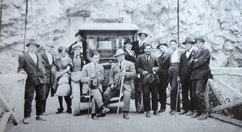 2) foto 'storica' della corriera postale Giordani sul ponte sospeso del Colomber nella valle del Vajont;.jpg