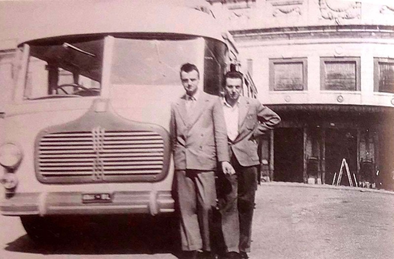 4) anno 1950 - autocorriera Fiat 642 carrozzata Pietroboni, della longaronese Longoni, in servizio sulla linea Belluno-Zoldo, in sosta nel Piazzale della stazione bellunese..jpg