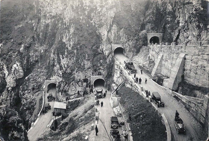 11)  anni ‘30- sosta forzata di automezzi lungo i tornanti del Passo San Boldo..jpg