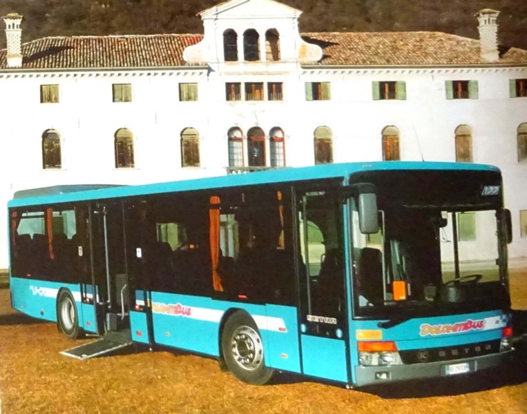 4) ; anno 1999- pullman Setra S 315 con pianale ribassato e pedana per disabili della DolomitiBus davanti a Villa Montalban di Safforze;.jpg