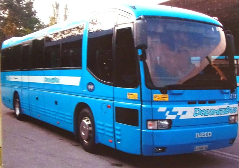 6) siamo nel 1995- pullman Iveco 380 Euroclasss in servizio su varie linee della provincia di Belluno;.jpg