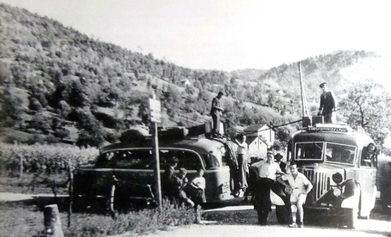 5)  trasbordo di merci dal pullman Fiat 62 al Bianchi Mediolanum entrambi della Da Rolt, al bivio di Cornei;.jpg