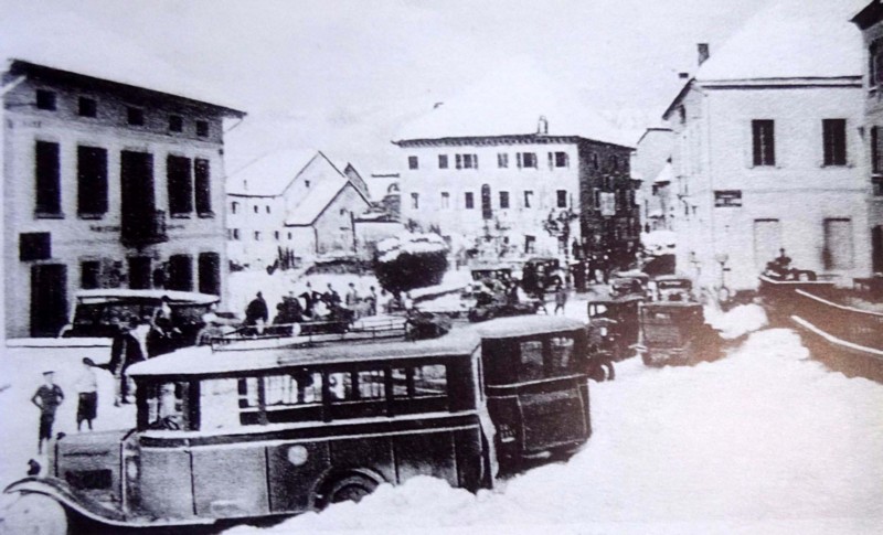 10) autocorriere in sosta (anni ‘30-’40) nella piazza di Tambre d’Alpago, rinomato centro sciistico..jpg