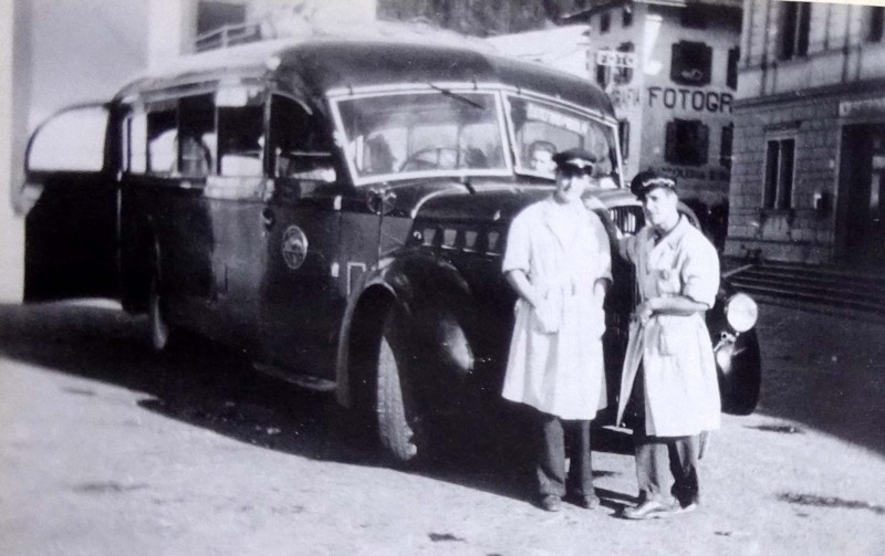 2) anno 1951 - Alfa Romeo 550 in sosta nella piazza di Santo Stefano di Cadore, in primo piano l’autista Valentino Ribul ed il bigliettaio;.jpg