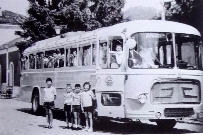 6) anno 1958 corriera della Sad in sosta alla stazione di Feltre in occasione di una gita turistica;.jpg