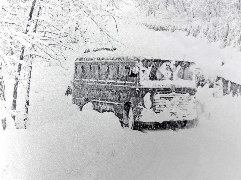 26) Corriera MOGNOL avanza imperterrita nel bel mezzo di una bufera di neve..jpg