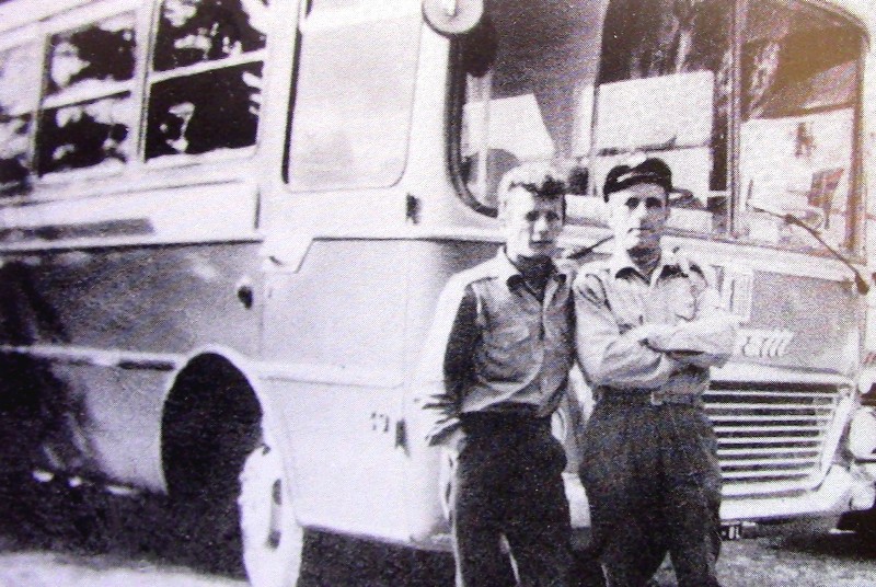 8) Anni '60. Autocorrieae Fiat 314 della ditta Buzzatti in sosta sulla linea estiva per la Marmolada. In primo piano gli autisti.jpg