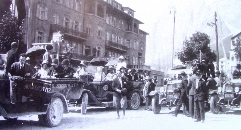 21) Anno 1929. Arrivo a Cortina di alcuni Torpedoni della ditta Buzzatti.jpg