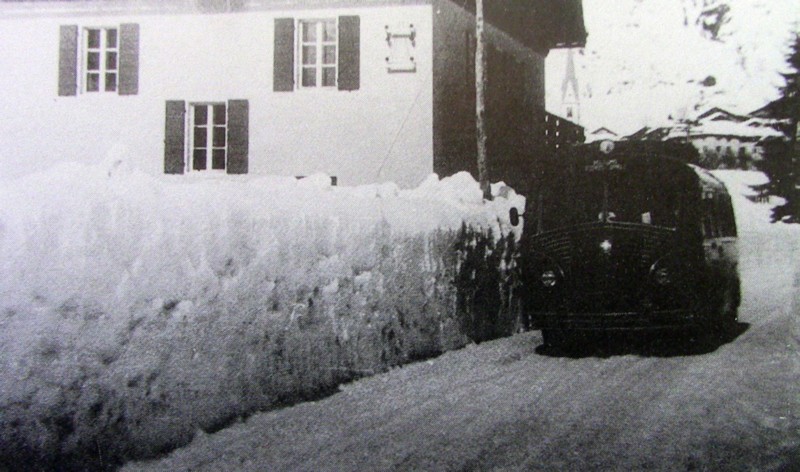 25) La grande nevicata del 1951 fa apparire piccola ad Alleghe l'autocorriera Fiat 626 della ditta Buzzatti.jpg