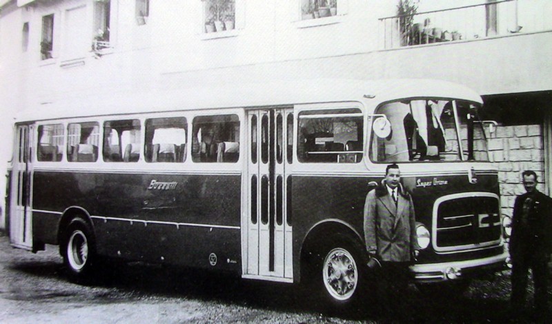 29) Anno 1968. OM Superorione fermo davanti alla carrozzeria Pietroboni di Bassano del Grappa dove la ditta Buzzatti lo ha acquistato (Ezio Buzzatti e Umberto Bianchet).+.jpg