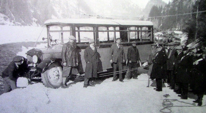 32) Anni '30. Recupero dell'autocorriera Ceirano della ditta Buzzatti uscita di strada ad Alleghe a causa del fondo stradale ghiacciato.jpg