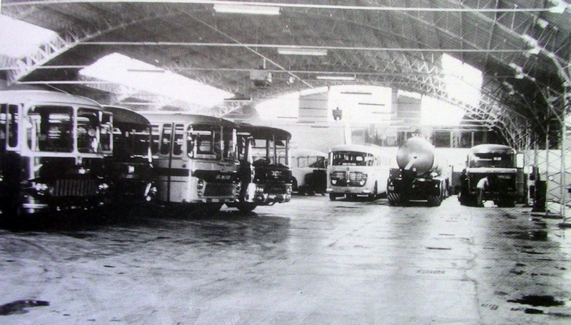 33) Anno 1965. Interno del capannone adibito a carrozzeria e autorimessa nelle officine Buzzatti alla Veneggia di Belluno.jpg