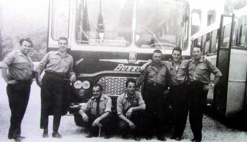 35) Anno 1960. Autisti della ditta Buzzatti e Da Rolt posano davanti all'autocorriera Fiat 306 a Possagno nel corso della gita turistica al tempo di Canova.jpg