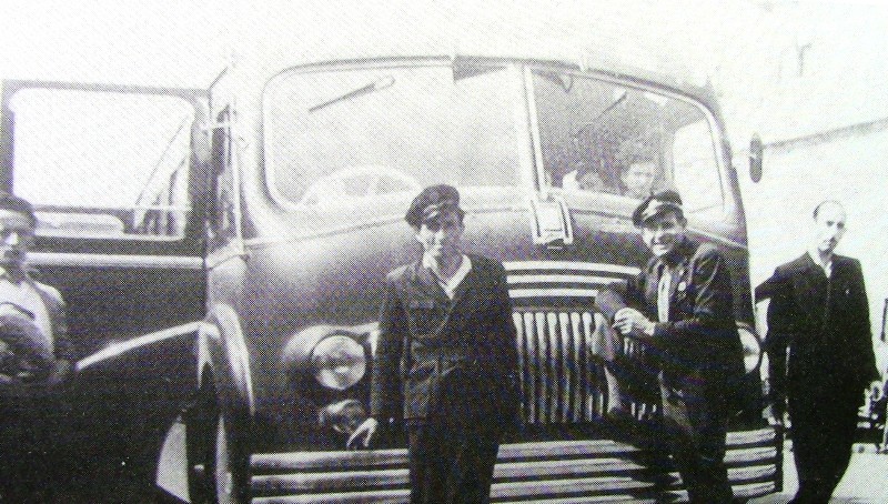 36) Anno 1948. Autocorriera Fiat 666 della ditta Buzzatti in sosta a Feltre lungo la linea per l'Agordino. In primo piano l'autista Umberto Bianchet e il bigliettaio Luigi Trevisson.jpg