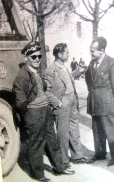 37) Anno 1949. Giuseppe e Umberto Bianchet in divisa dell'epoca accanto all'autocorriera Fiat 680.jpg