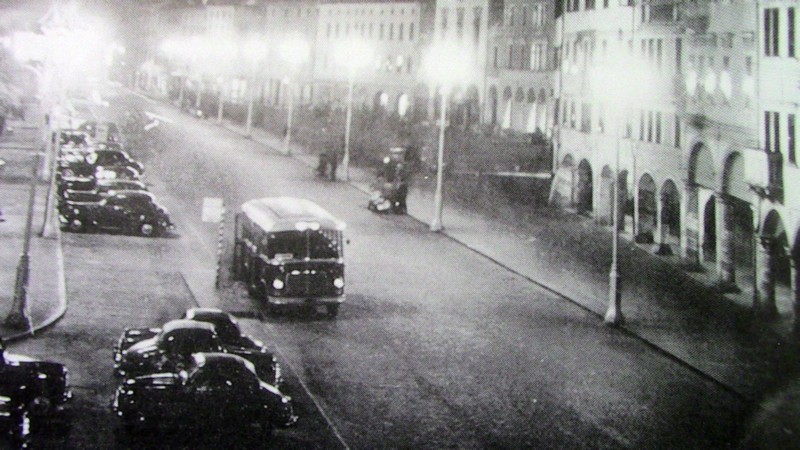 41) Anno 1954. Un autobus delle linee urbane attraversa di notte piazza dei Martiri a Belluno.jpg