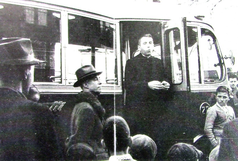 42) Anno 1954. Monsignor Albino Luciani, futuro papa, a Bes per l'arrivo del primo autobus urbano.jpg