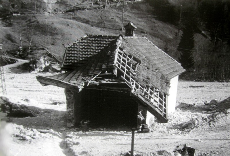 44-Dopo l'alluvione del 1966, rovine del garage Buzzatti, che era di fronte all'albergo Bissoli in California..jpg