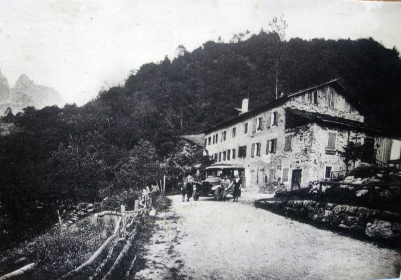 46b-Carletto Bissoli, i suoi figli e la cognata Maria posano davanti all'osteria (futuro albergo),  comprata dalla Masoch Regina, vicino alla corriera di Buzzatti, di cui egli é l'autista.anno 1938.jpg