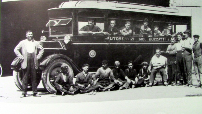 51) Anno 1928. Uno de titolari, Domenico Buzzatti, detto Menego, posa assieme ai dipendenti davanti al garage Buzzatti a Bribano.jpg