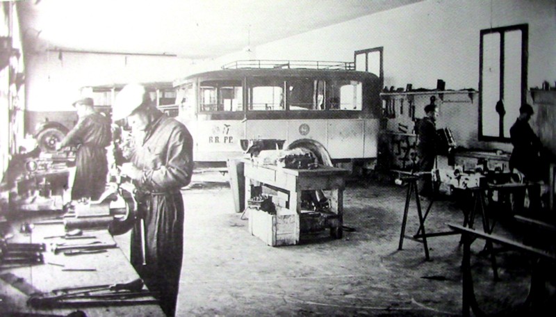 52) Anno 1930. Interno delle officine Buzzatti.jpg