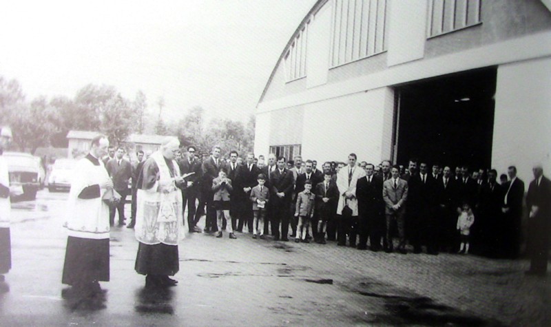 53) Anno 1965. Benedizione delle nuove officine Buzzatti alla Veneggia di Belluno da parte del vescovo Muccin.jpg