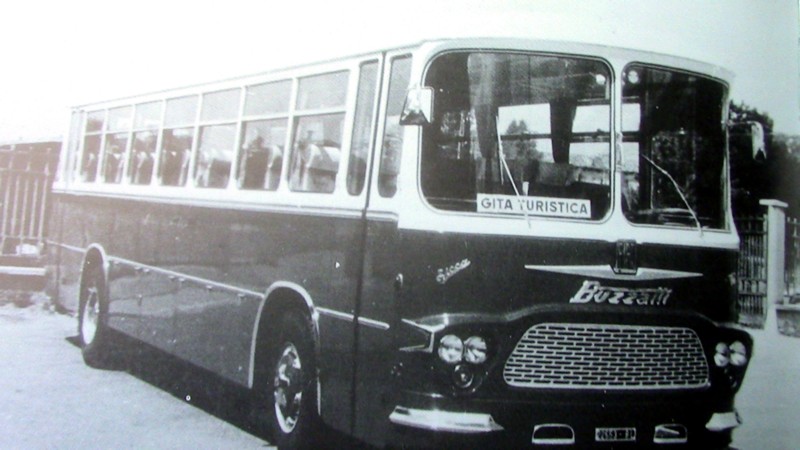 57) Anno 1960. Alla stazione di Belluno sosta l'autocorriera Fiat 306 GT, carrozzata Sicca, della ditta Buzzatti.jpg