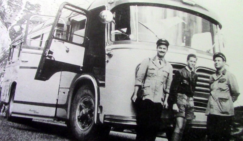 58) Anno 1949. L'autocorriera Fiat 682 Barbi della ditta Buzzatti sosta sul passo Falzarego. In primo piano il bigliettaio Ferdinando Caviola,e l'autista Palmiro Bellencin.jpg