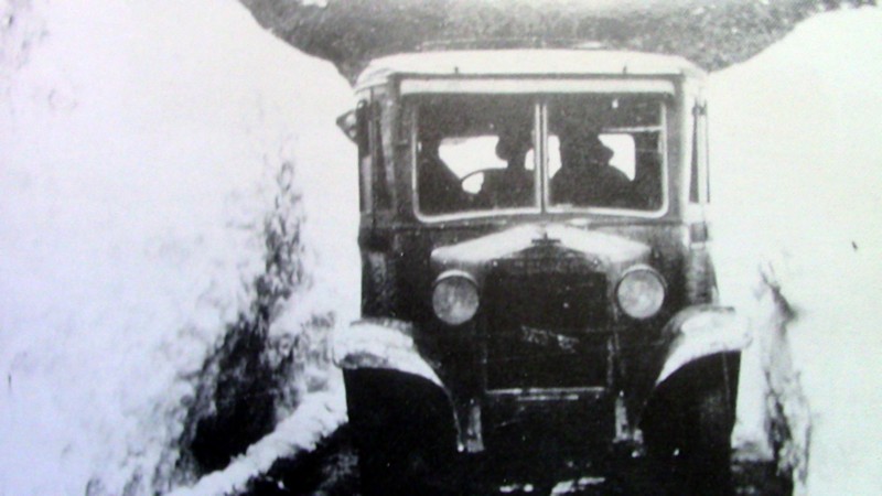 62) Anni 1928-30. Fiat 507 della ditta Buzzatti passa attraverso una slavina lungo la linea Caprile - Selva di Cadore.jpg