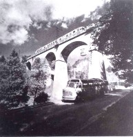 6) Cortina primi anni sessanta. La famosa foto che ritrae il tre mezzi più usati durante le Olimpiadi la Ferrovia Dolomiti gli Autobus e le Funivia del Faloria..jpg