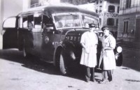 6) anno 1951 - Alfa Romeo 500 in piazza a Santo Stefano di Cadore, in primo piano l’autista Valentino Ribul ed il bigliettaio;.jpg