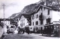 14) ; anno 1926 - corriera della Stat, ora Atesina, davanti all’albergo Sant’Antonio di Fonzaso;.jpg