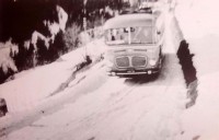 3) siamo nel 1963 - pullman Om Supertaurus della ditta Longoni in servizio sulla linea Fusine di Zoldo-Longarone su strada molto stretta ed innevata;.jpg