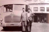 4) anno 1950 - autocorriera Fiat 642 carrozzata Pietroboni, della longaronese Longoni, in servizio sulla linea Belluno-Zoldo, in sosta nel Piazzale della stazione bellunese..jpg