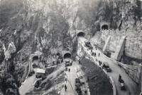 11)  anni ‘30- sosta forzata di automezzi lungo i tornanti del Passo San Boldo..jpg