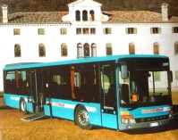 4) ; anno 1999- pullman Setra S 315 con pianale ribassato e pedana per disabili della DolomitiBus davanti a Villa Montalban di Safforze;.jpg