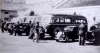 1) autocorriere in sosta nella stazione ferroviaria di Calalzo; anno 1951, Alfa Romeo 550 in sosta nella piazza di Santo Stefano di Cadore,.jpg