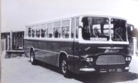 4)  anno 1960; alla stazione di Belluno sosta l’autocorriera Fiat 306, carrozzata Sicca, della Buzzatti;.jpg