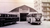 9) Ano 1956. Davanti al garage Buzzatti a Belluno in via Vittorio Veneto, autocorriere Fiat 682 e Alfa Romeo 902 Siccar, a destra.jpg