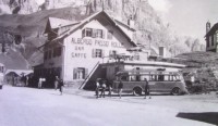 12) Anno 1954. Autocorriera Fiat 626 della ditta Buzzatti in soata al Passo Rolle.jpg