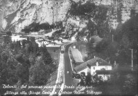 14) Anni '40. Autocorriera Fiat 666 della ditta Buzzatti ferma davanti alla locanda a LA STANGA. si intravede anche il trenino.jpg